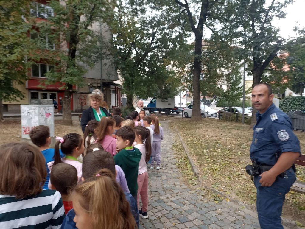 "Урок по пътна безопасност в първи клас, съвместно със служители от Второ РУ- ОДМВР- Плевен"  - НУ Единство - Плевен